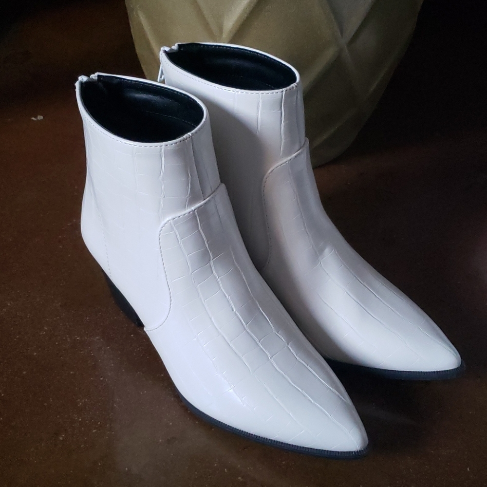 🆕️/NWB White Croco Bootie
